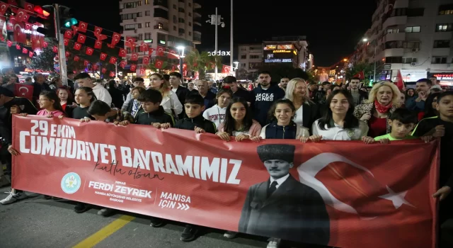 CHP Genel Başkanı Özel, Manisa’da fener alayında yürüdü, konser dinledi 