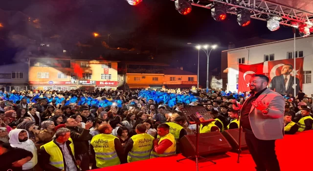 Şarkıcı Hüseyin Kağıt, Adana’da Cumhuriyet Bayramı dolayısıyla konser verdi