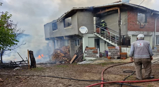 Bursa’da çıkan yangında 2 ev ile 1 samanlık zarar gördü