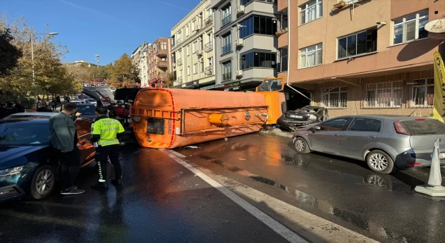 Bayrampaşa’da İBB’ye ait yol bakım aracının 8 araca çarptığı kazada 3 kişi yaralandı