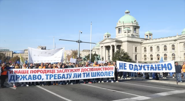 Sırbistan’da zam oranını kabul etmeyen eğitim çalışanları başkent Belgrad’da toplandı