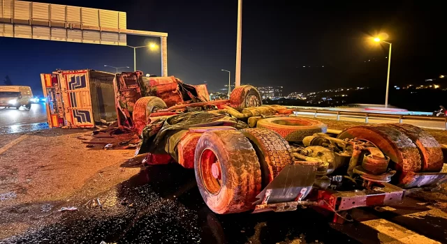 Hatay’da araba taşıyan tırın devrilmesi sonucu sürücü yaralandı