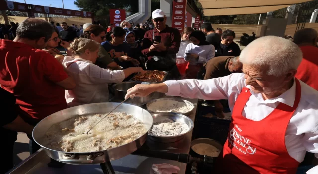 Edirne’deki festivalde meşhur tava ciğerini tatmak isteyenler kuyruk oluşturdu