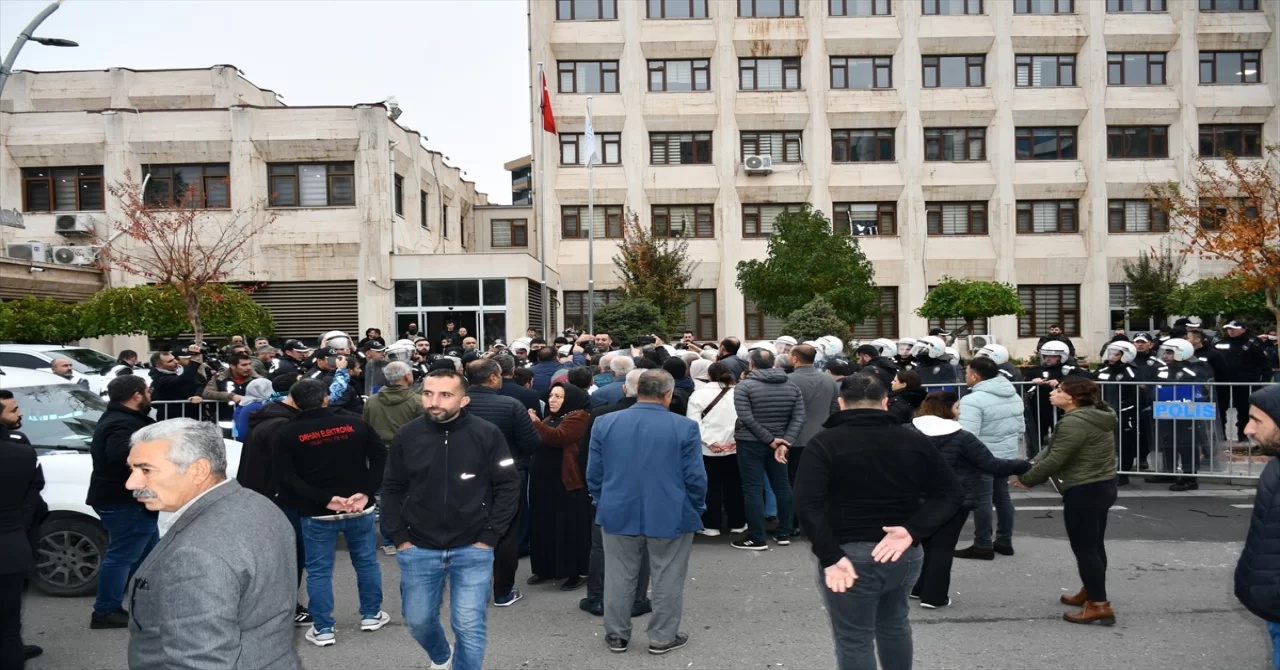 Görevlendirme yapılan Batman Belediyesi önünde polise mukavemette bulunan 9 kişi gözaltına alındı