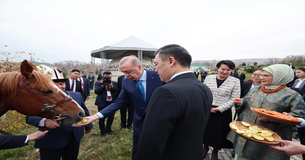 Cumhurbaşkanı Erdoğan, Kırgızistan Cumhurbaşkanı Caparov’a Togg hediye etti