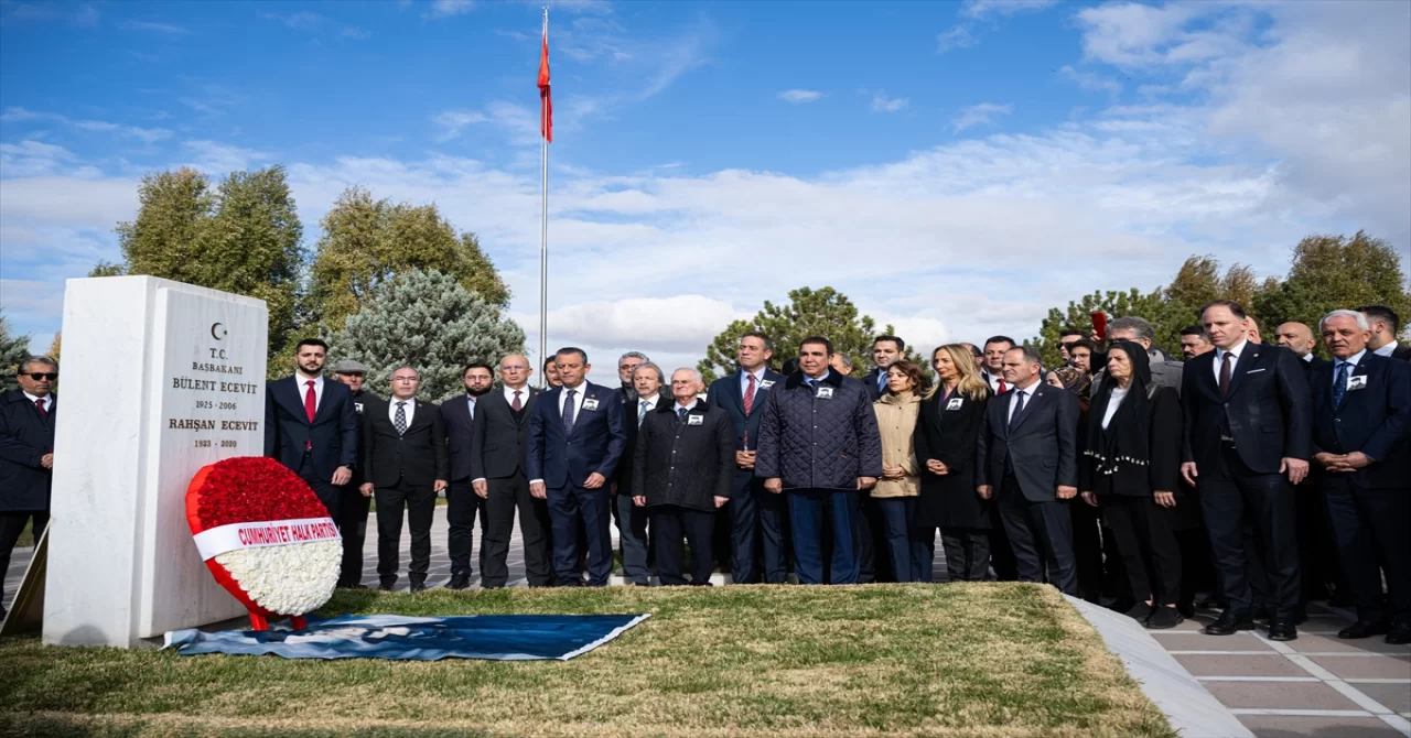 CHP Genel Başkanı Özel, Bülent Ecevit’in kabrini ziyaret etti: