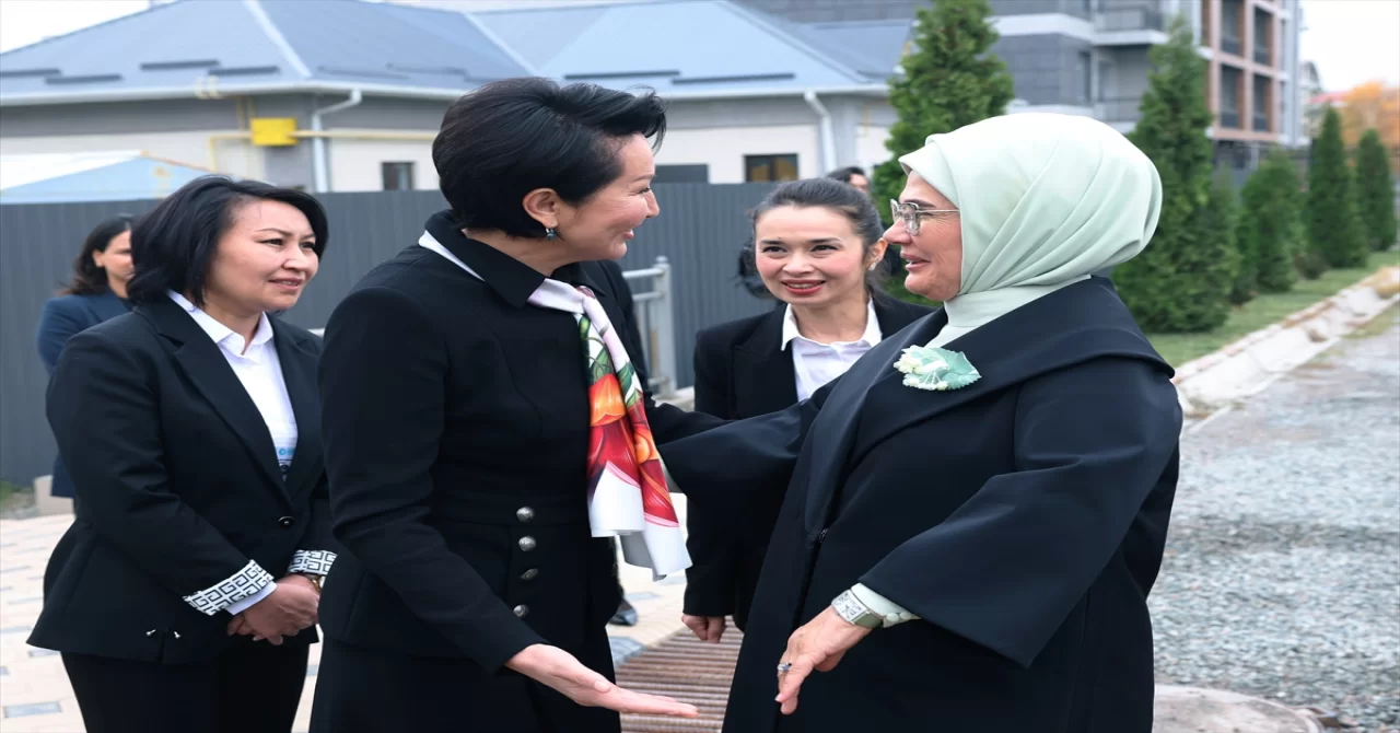 Emine Erdoğan ve Aygül Caparova, Kırgızistan’daki Türkiye Maarif Vakfı’nı ziyaret etti