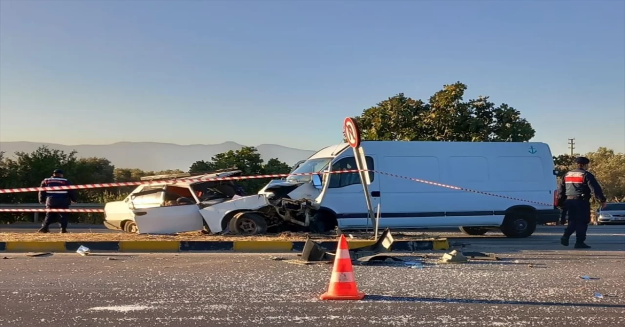 İzmir’de kamyonet ile otomobilin çarpıştığı kazada 1 kişi öldü