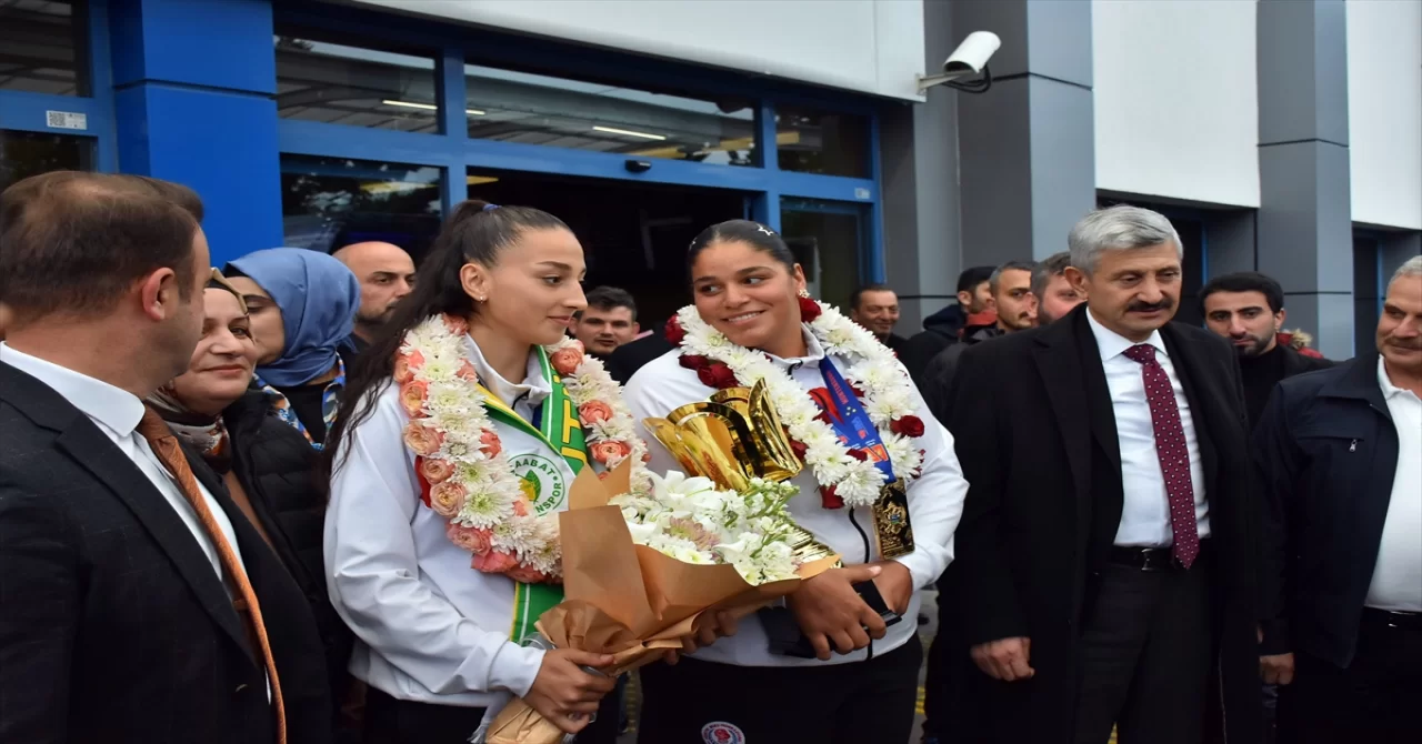 Dünya Gençler Boks Şampiyonası’ndan madalyayla dönen Havvanur ve Dilara, coşkuyla karşılandı 