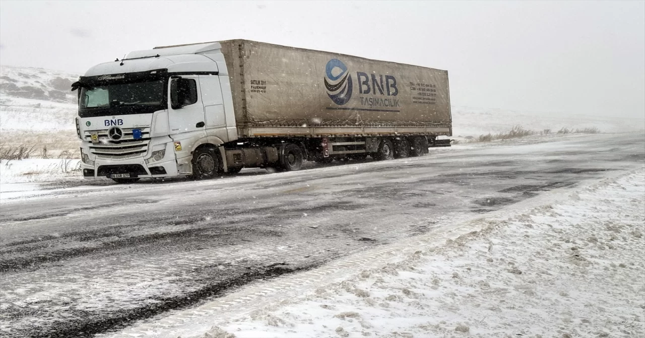 ArdahanŞavşat kara yolu buzlanma sebebiyle ağır tonajlı araçlara kapatıldı