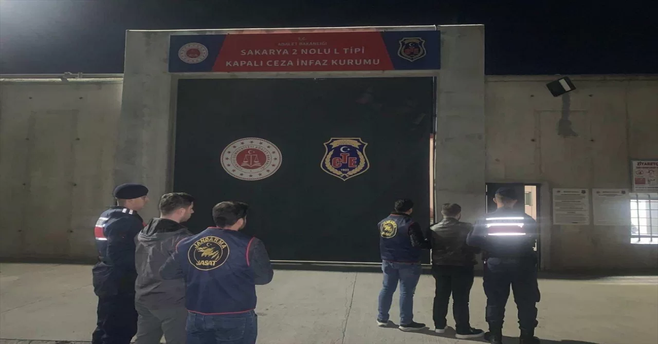 Sakarya’da yakalanan cinayet zanlısına yardım ettiği belirlenen 2 oğlu tutuklandı