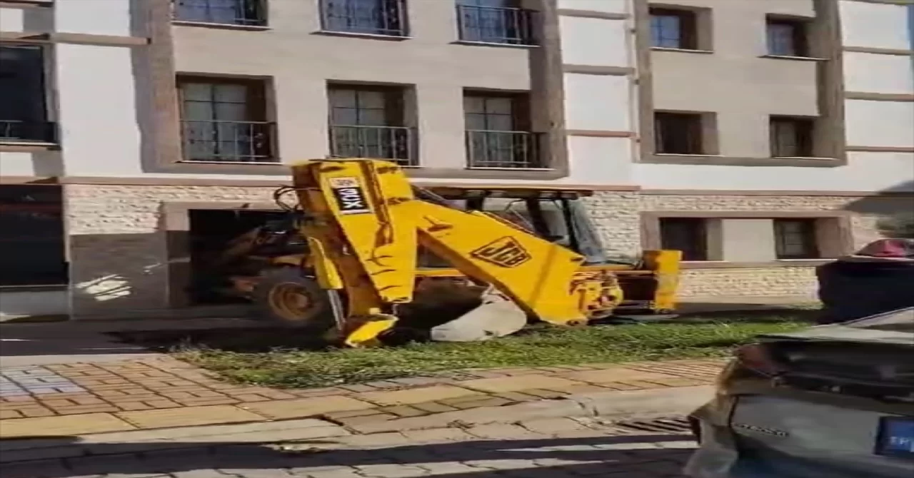 Bartın’da freni arızalanan iş makinesinin girdiği evde 1 kişi yaralandı