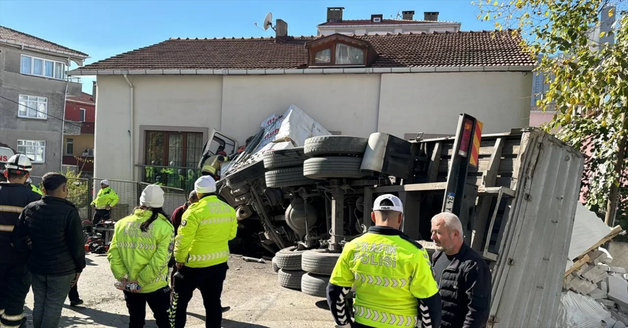 Kartal’da eve çarpıp devrilen kamyonun sürücüsü yaralandı