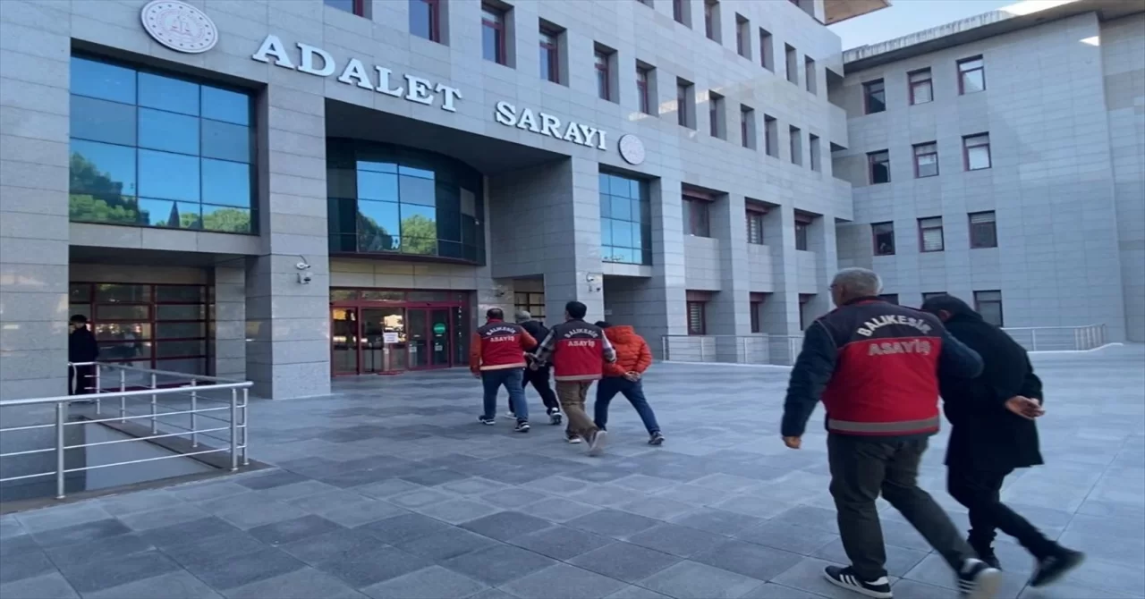 Balıkesir’deki silahlı saldırının zanlısı ve kaçmasına yardım eden iki şüpheli tutuklandı