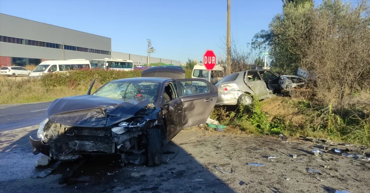 Bursa’da iki otomobilin çarpıştığı kazada 7 kişi yaralandı