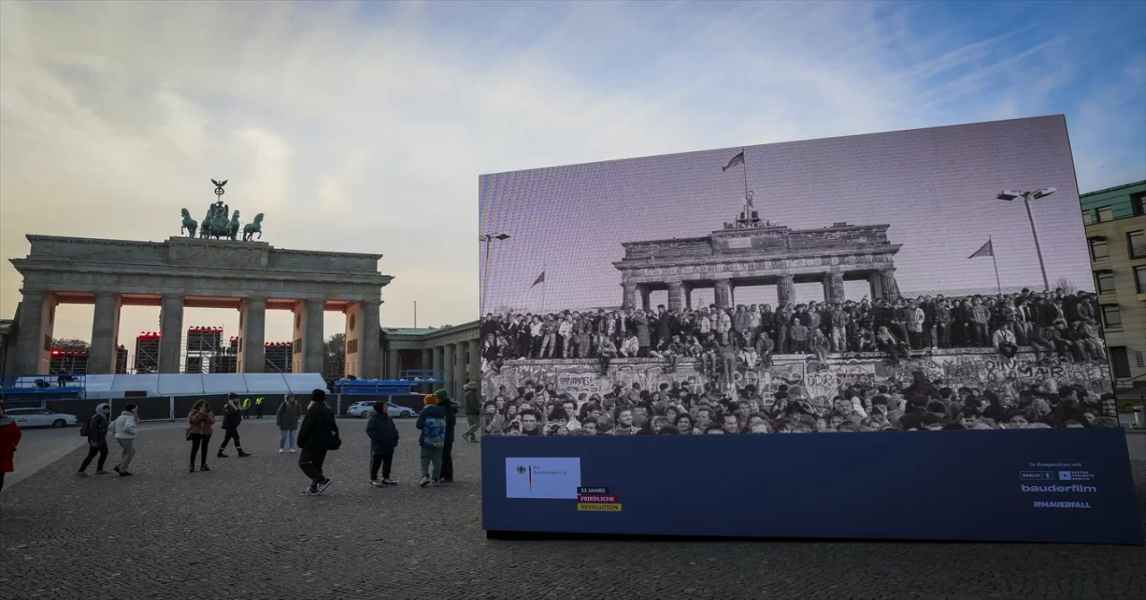 Berlin Duvarı’nın yıkılışının 35. yıl dönümü kutlanıyor