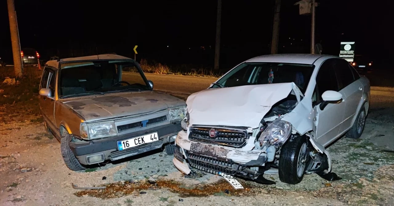 Bursa’da 2 otomobilin çarpıştığı kazada 6 kişi yaralandı