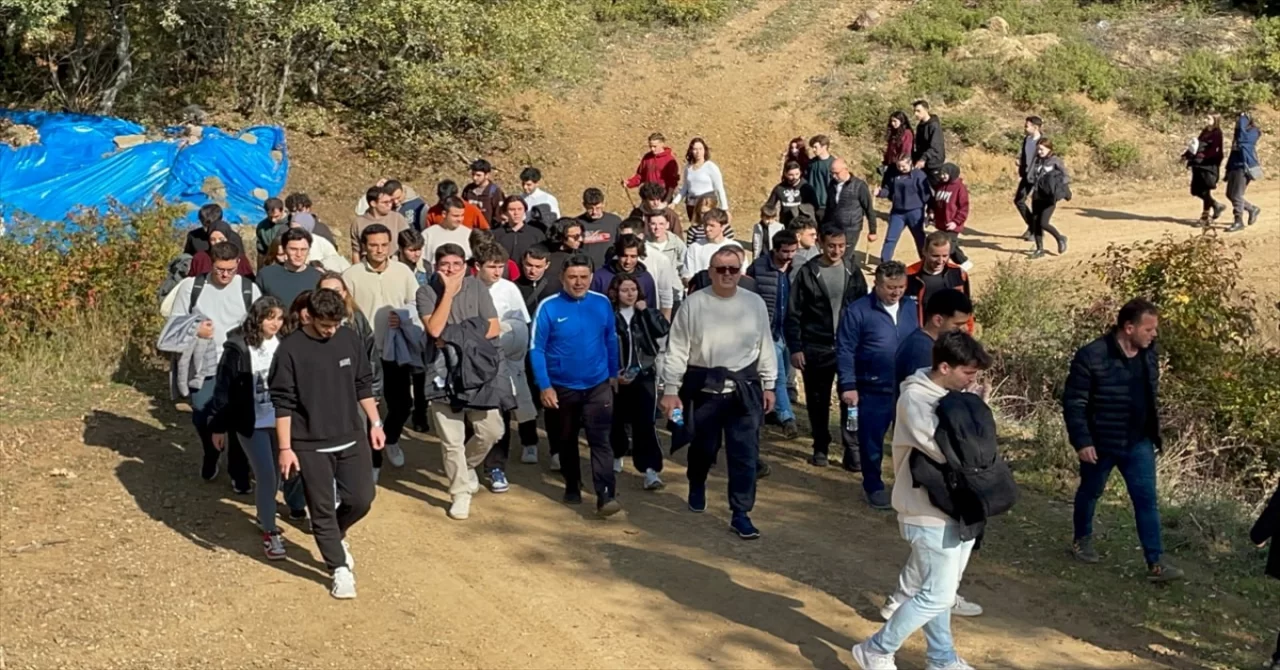 Ulaştırma ve Altyapı Bakan Yardımcısı Boyraz, Sakarya’da gençlerle ayva hasadı yaptı