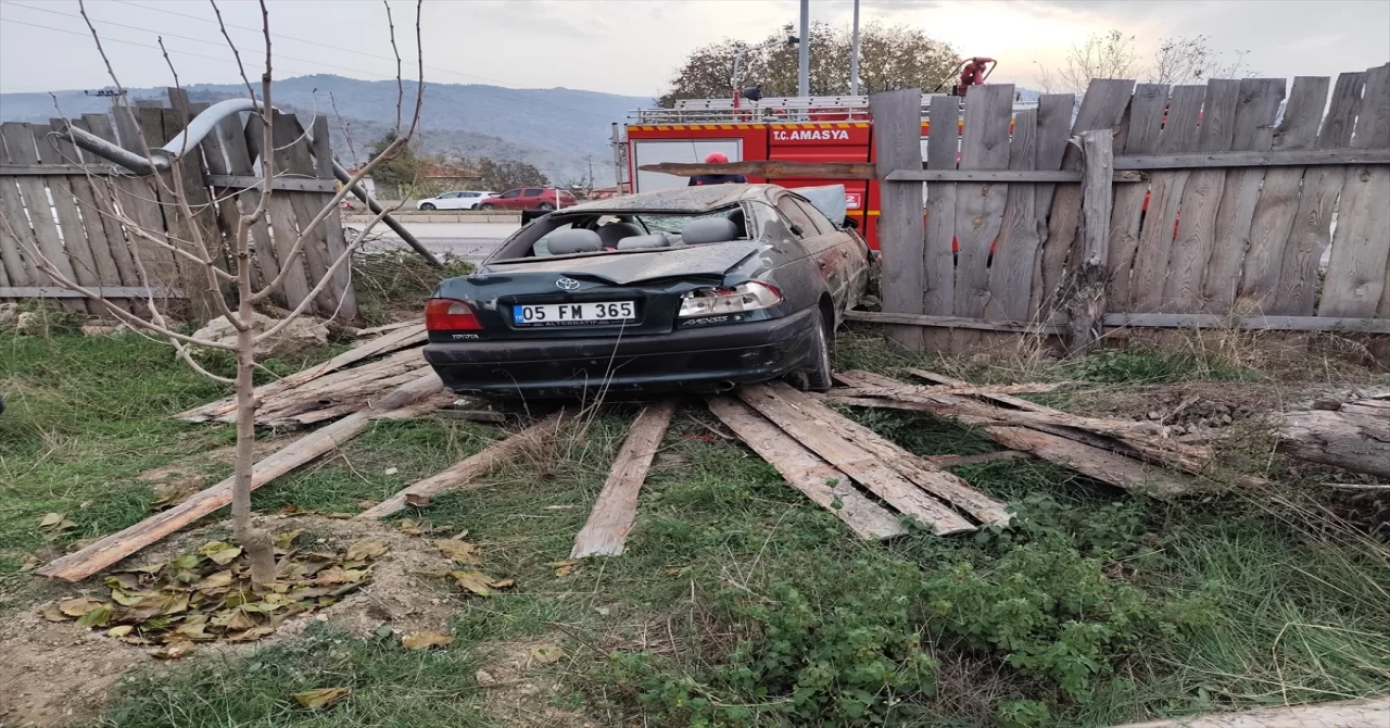 Amasya’da devrilen otomobildeki 4 kişi yaralandı