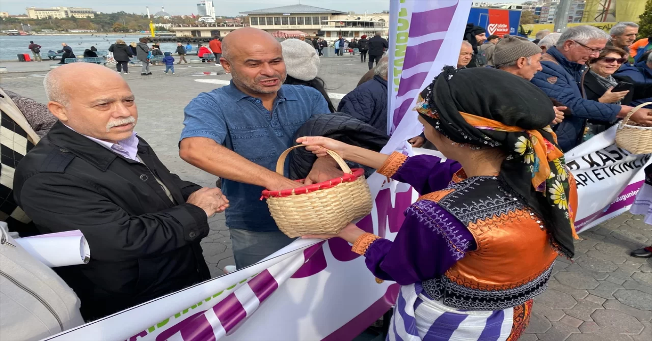 Kadıköy’de Ordu Dernekleri Federasyonu bando takımı eşliğinde fındık dağıttı