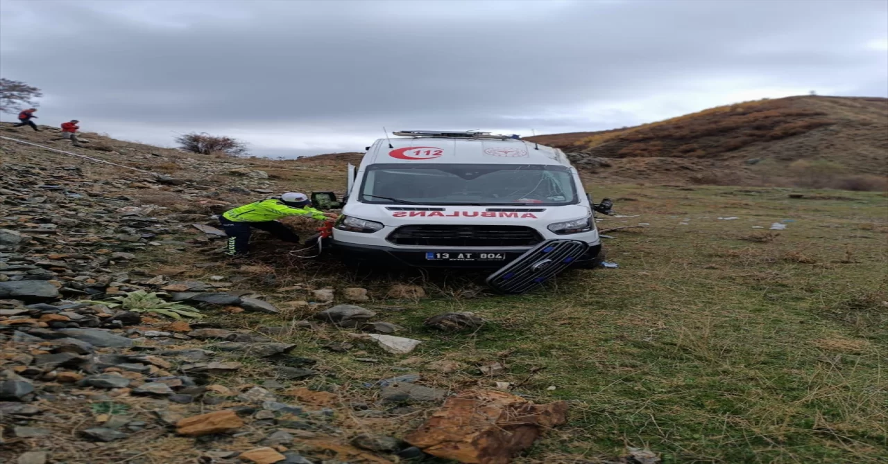 Bitlis’te trafik kazasında 3’ü sağlık personeli 11 kişi yaralandı