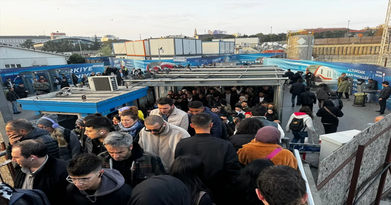 İstanbul’da bazı metrobüs duraklarında yolcu yoğunluğu