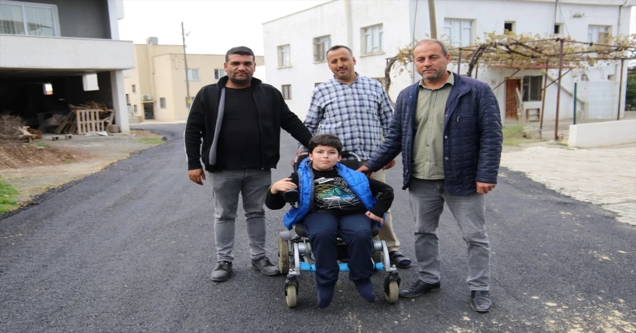 Hatay’da engelli öğrencinin rahat ulaşması için okul yolu asfaltlandı