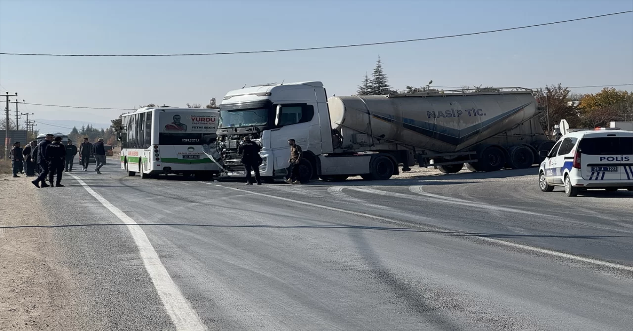 Elazığ’da halk otobüsü ile silobas dorse takılı tırın çarpışması sonucu 6 kişi yaralandı