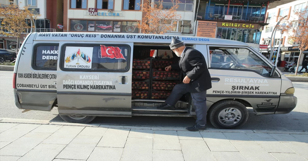 Denizlili ”Elmacı Dede” yetiştirdiği elmaları Hakkari’deki askerler için getirdi 