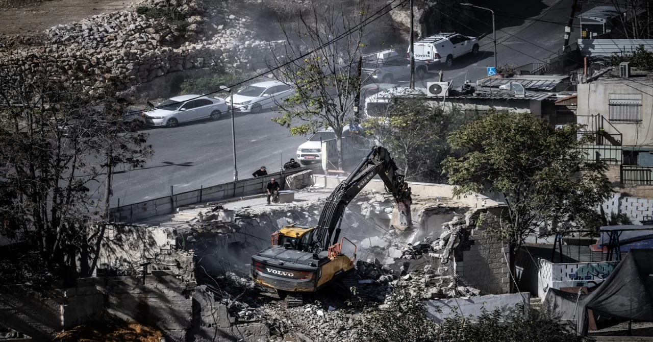 İsrail ordusu işgal altındaki Doğu Kudüs’te Filistinlilere ait bir evi yıktı