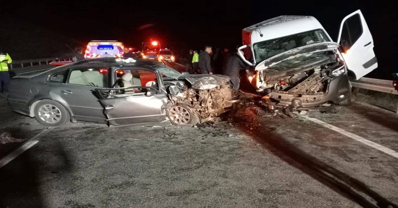 Yozgat’ta minibüsle otomobilin çarpıştığı kazada 3 kişi öldü, 5 kişi yaralandı