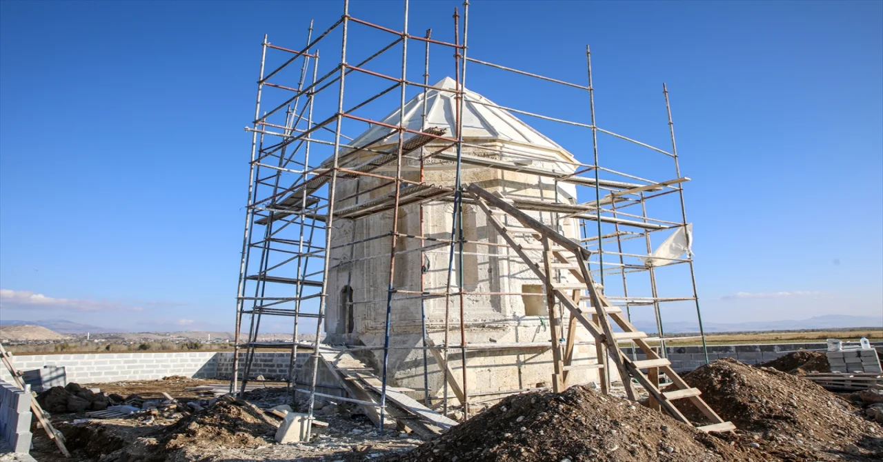 Van depremlerinde hasar gören Kara Yusuf Bey Kümbeti’nde restorasyon çalışması devam ediyor