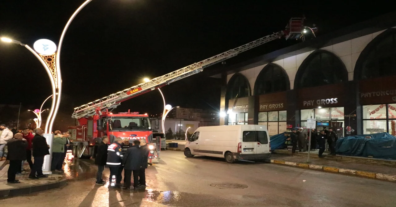 Yozgat Hal ve İş Merkezi’nin çatısında çıkan yangın söndürüldü