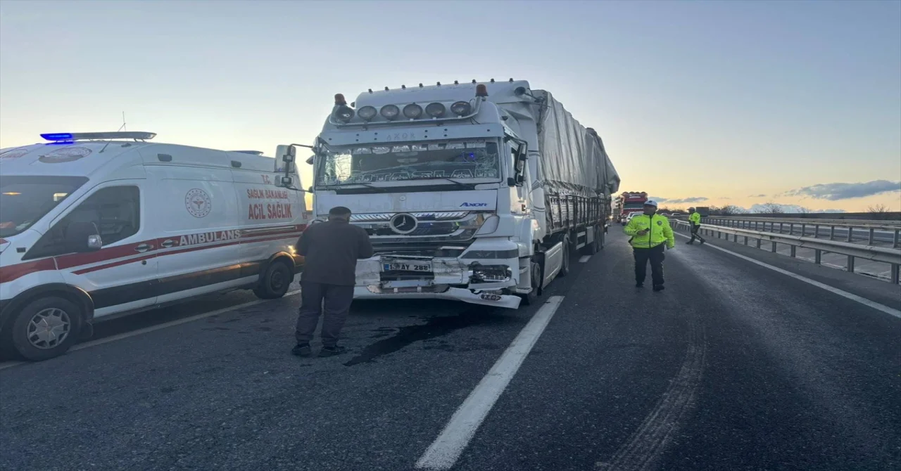 Bilecik’te tırın işçi servisine çarptığı kazada 10 kişi yaralandı