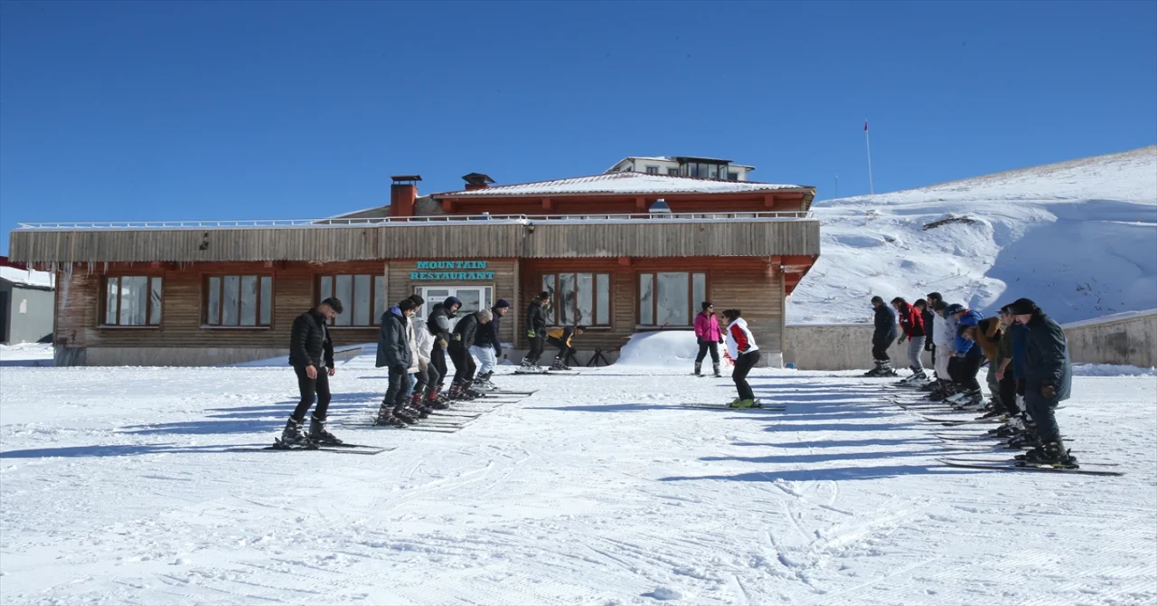 Gençlik Kampı’ndaki öğrenciler güzelliklerini keşfettikleri Hakkari’de kayakla da tanışıyor