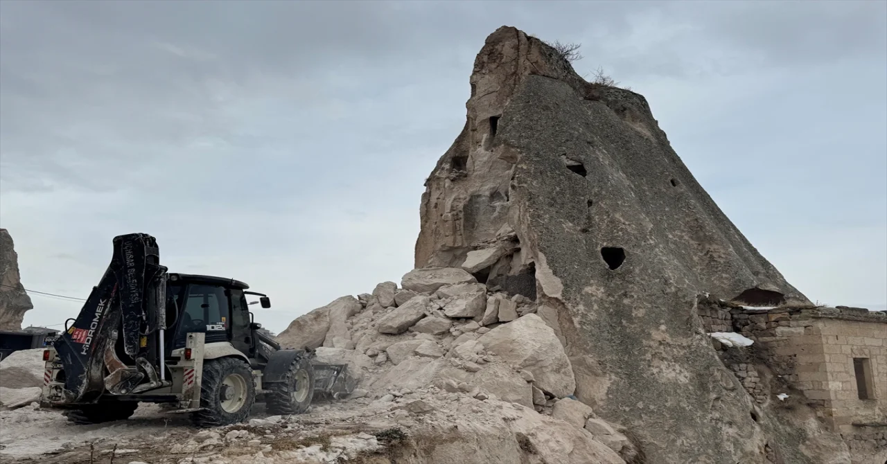 Kapadokya’da peribacasındaki çökme anı güvenlik kamerasında