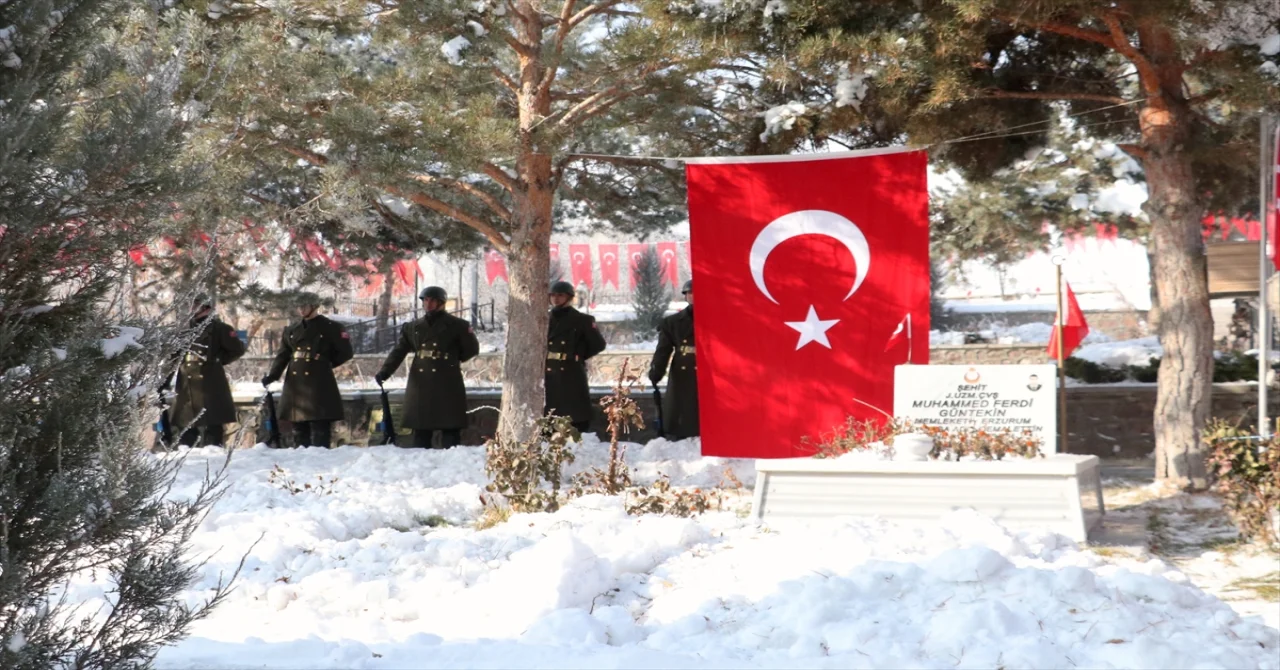 Erzurum’da 58 yıl önce yangında şehit olan 65 asker mezarları başında anıldı