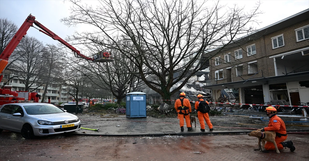 Hollanda’da apartmanda meydana gelen patlama sonucu bina kısmen çöktü 