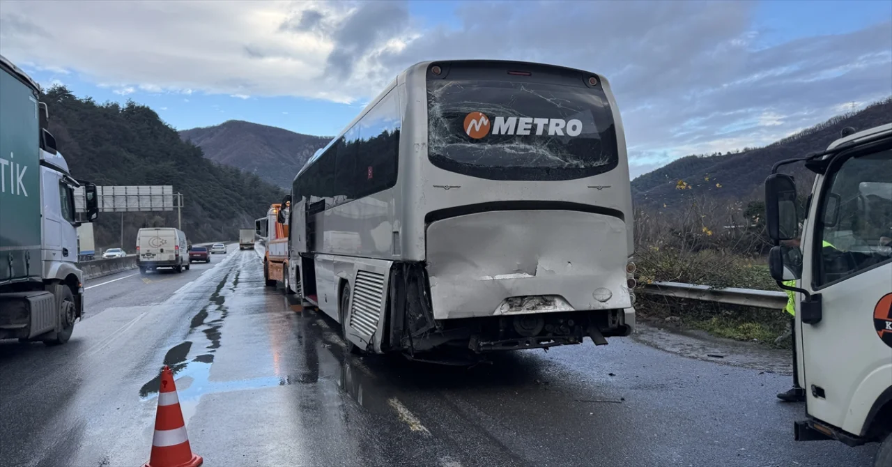 Sakarya’da 6 aracın karıştığı trafik kazasında 15 kişi yaralandı