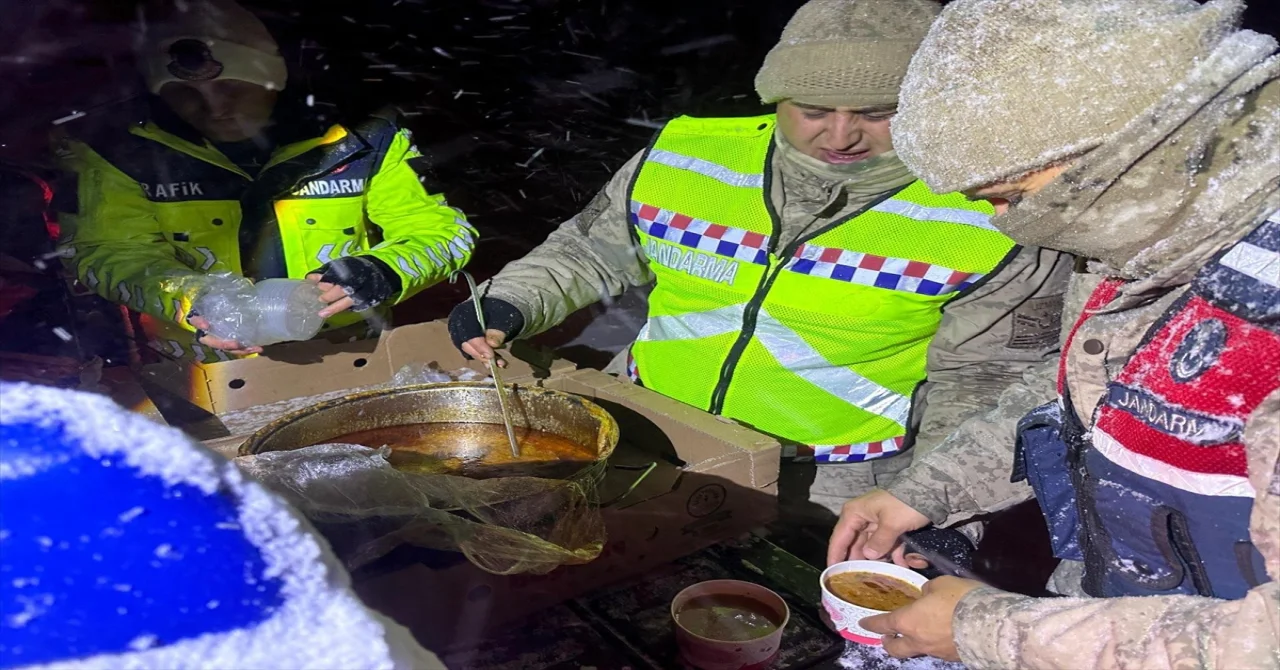 Ardahan’da kar sebebiyle araçlarıyla yolda kalanlara çorba ikramı