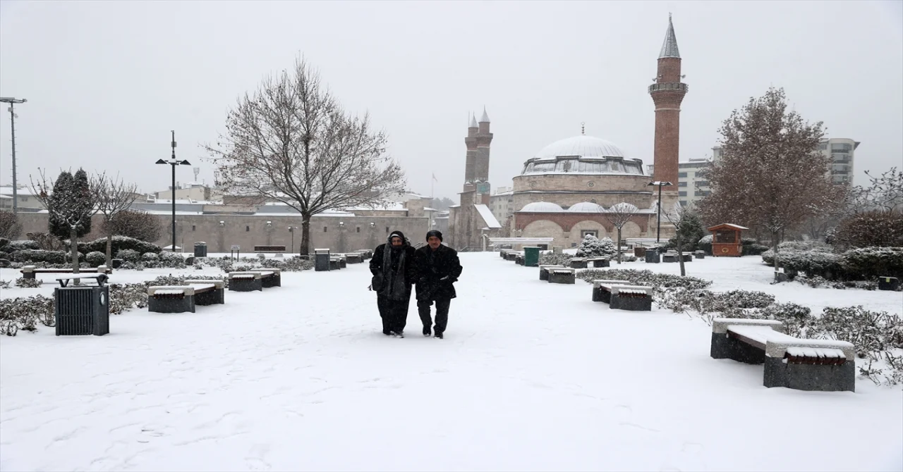 Sivas’ta kar yağışı etkili oluyor