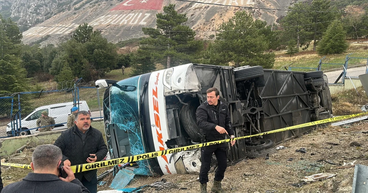 Isparta’da yolcu otobüsünün şarampole devrildiği kazada 1 kişi öldü, 18 kişi yaralandı