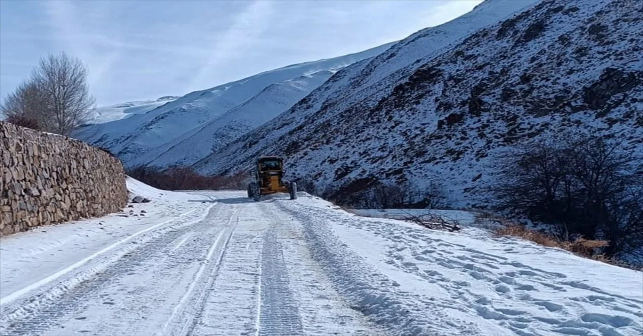 Van’da 21 yerleşim yerinin yolu kardan kapandı