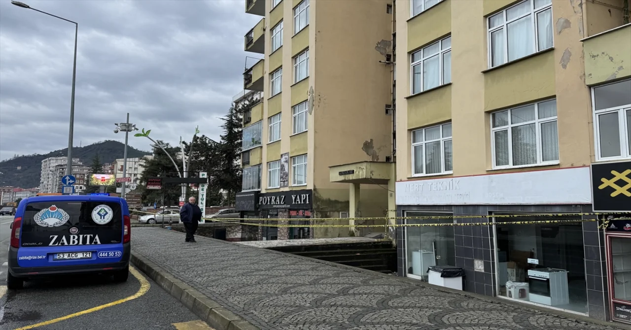 Rize’de tahliye edilen apartmanın sakinleri polis kontrolünde eşyalarını aldı