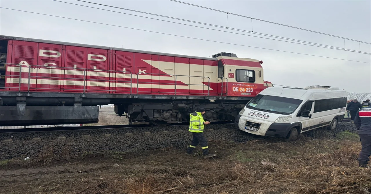 Kırklareli’nde hemzemin geçitte trenin çarptığı servis minibüsündeki 2 kişi yaralandı