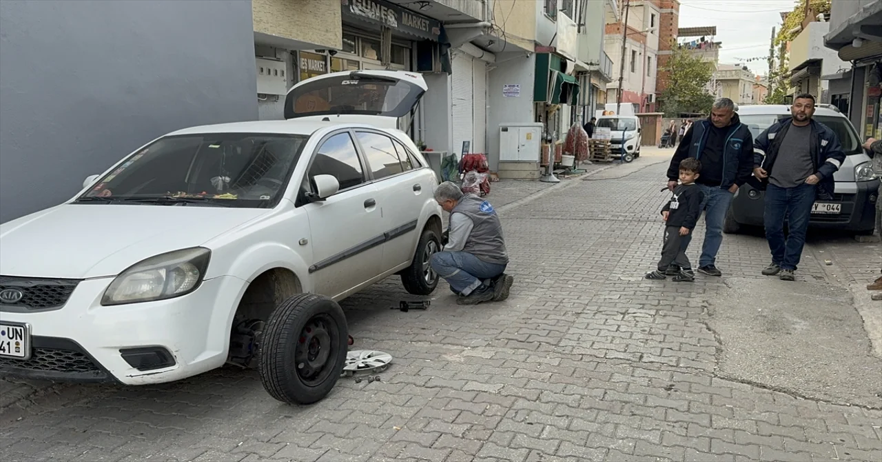 Adana’da 34 aracın lastiğini kesen 2 kişi gözaltına alındı