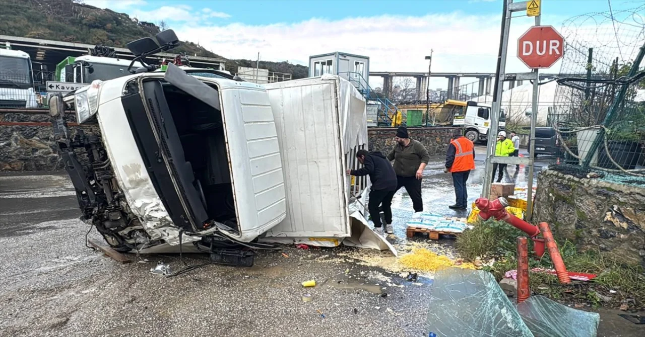 Beykoz’da devrilen kamyonetteki 2 kişi yaralandı