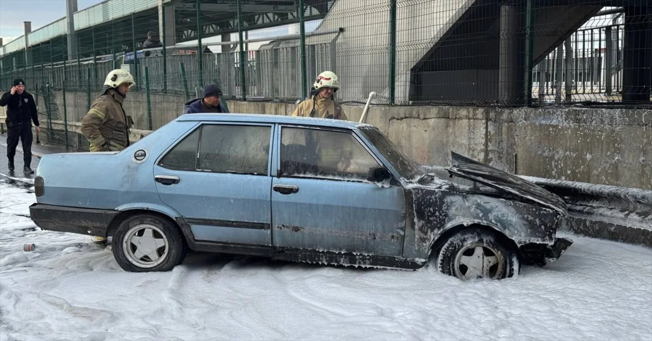 İstanbul’da seyir halindeki araba yandı