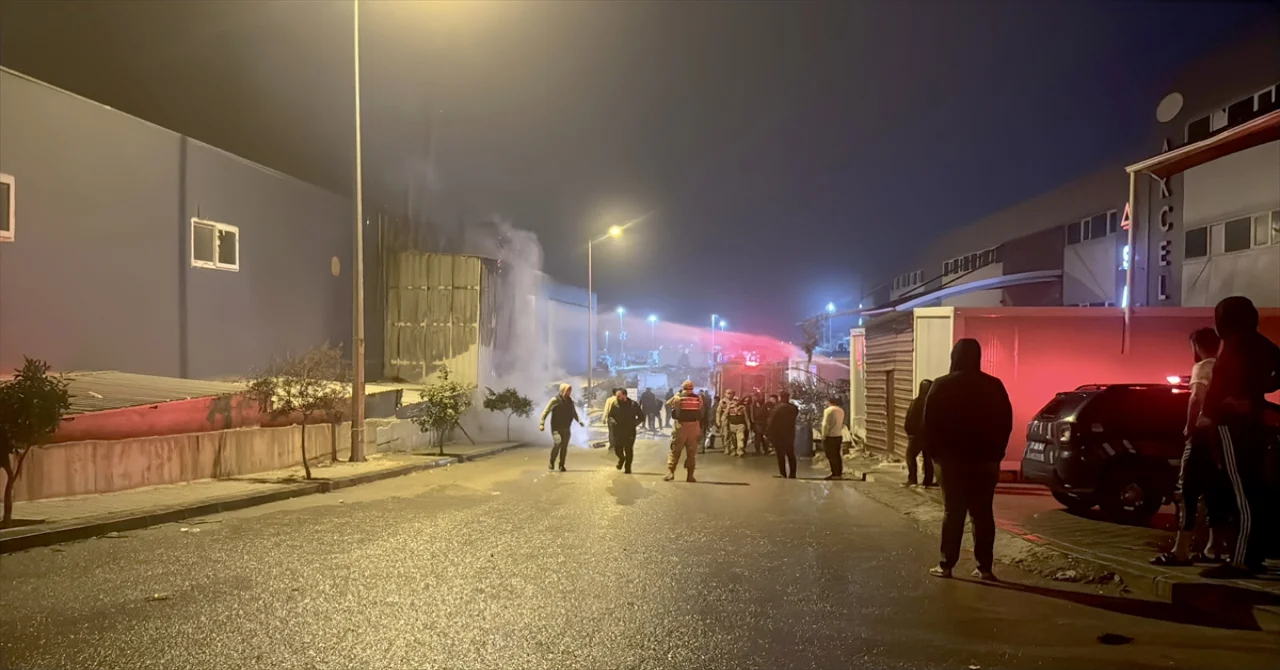 Hatay’da mobilya fabrikasında çıkan yangın kontrol altına alındı