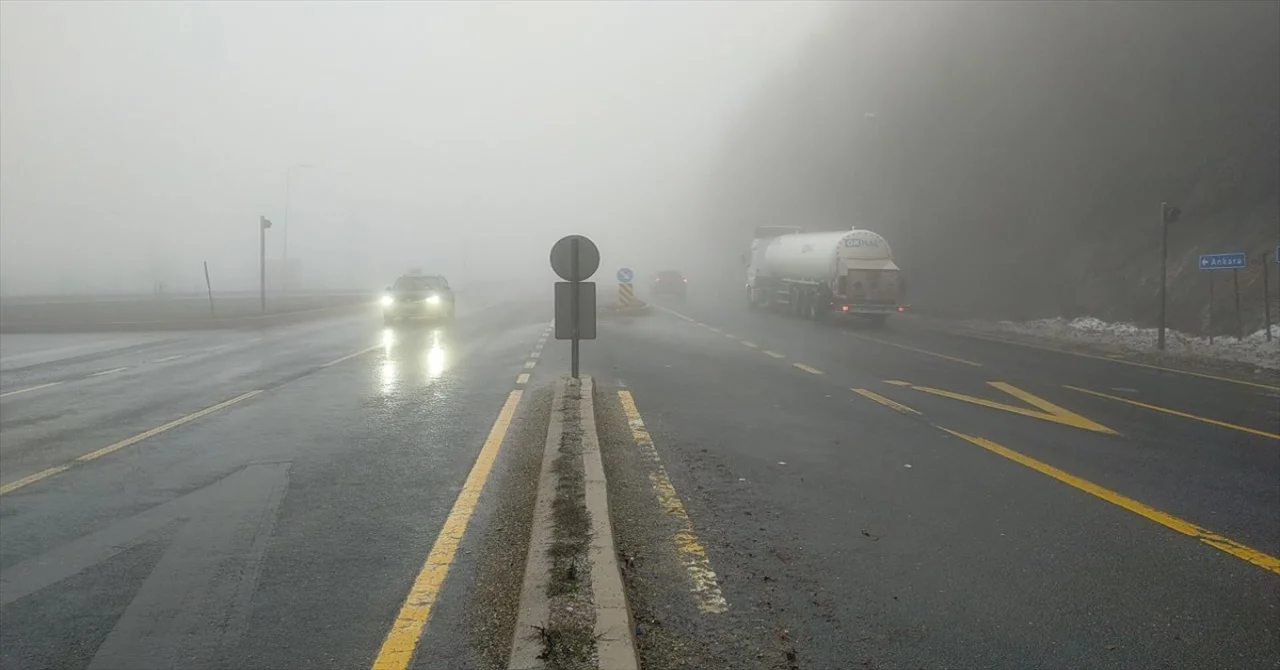 Bolu Dağı’nda sis görüş mesafesini düşürdü